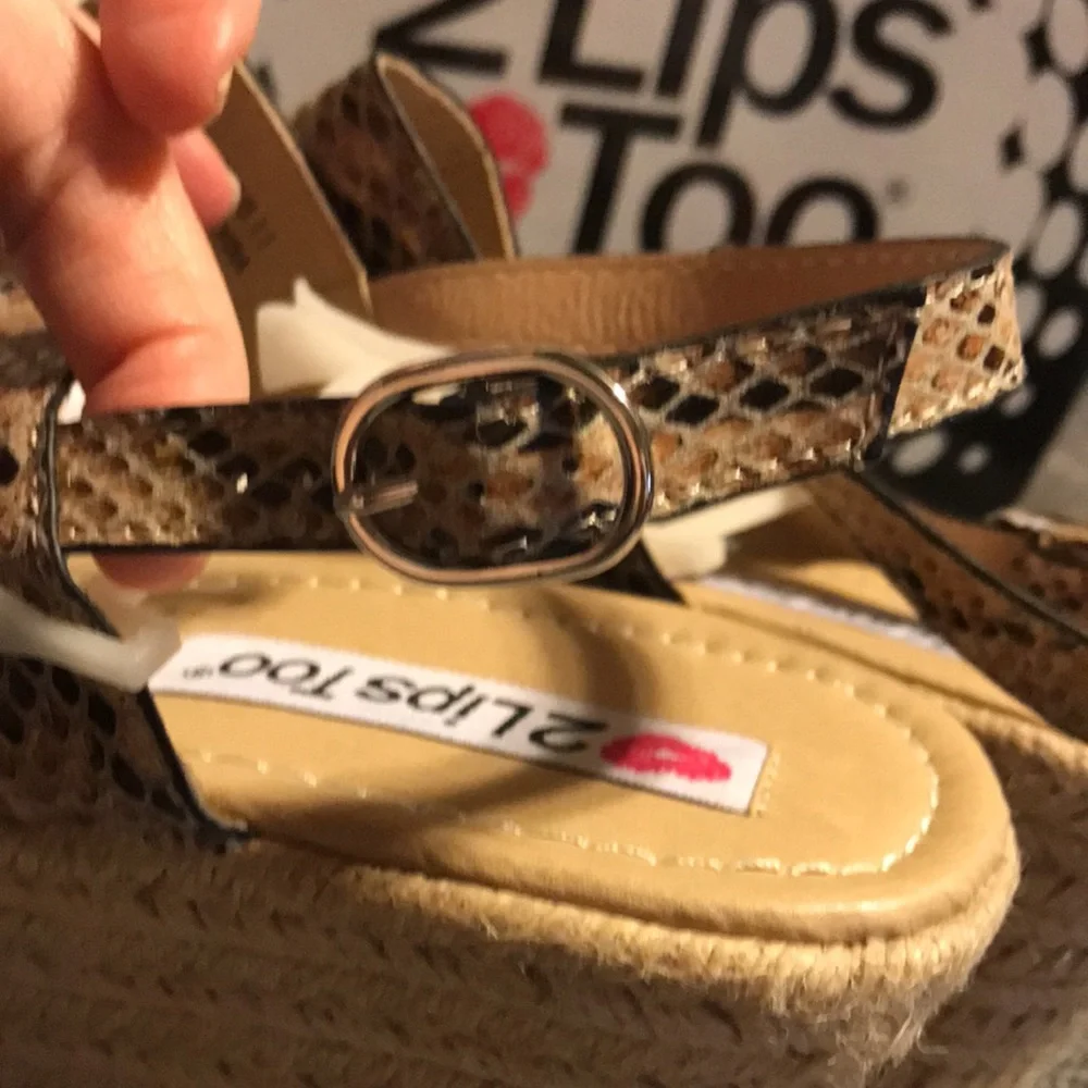 NWT Two Lips Too Beckie Wedges